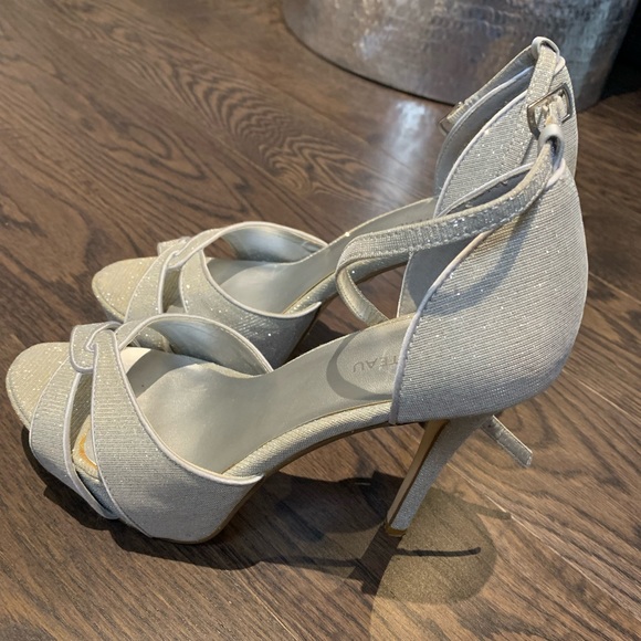 Le Chateau silver glitter stiletto pumps. - Picture 5 of 7